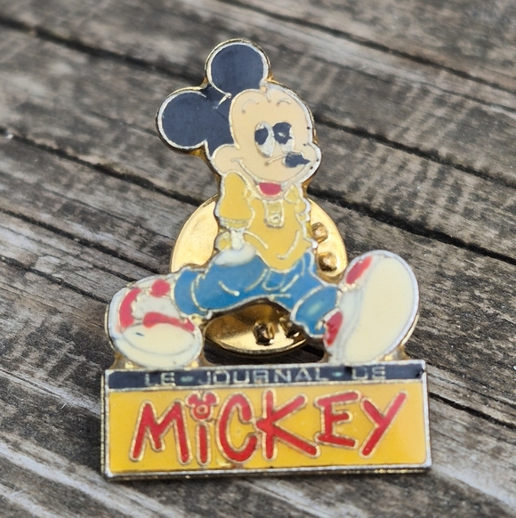 Mickey Mouse Enamel Pin - Picture 3 of 16